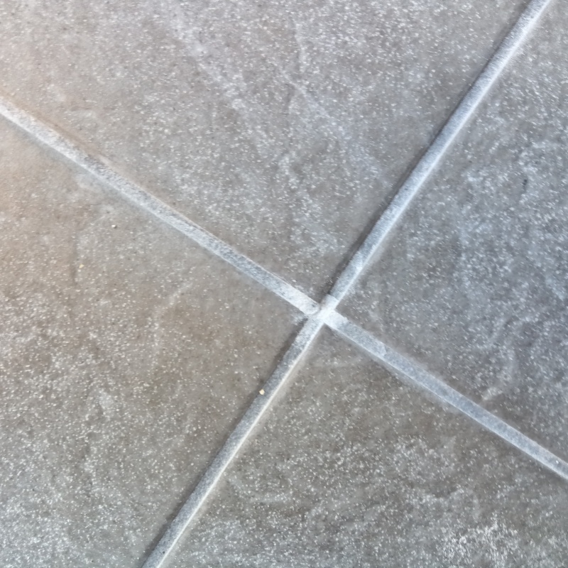 開けた穴をパテで補修