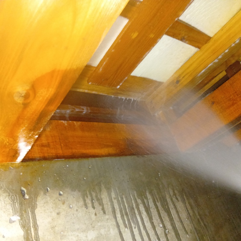 床下の断熱材にシロアリ駆除剤を散布