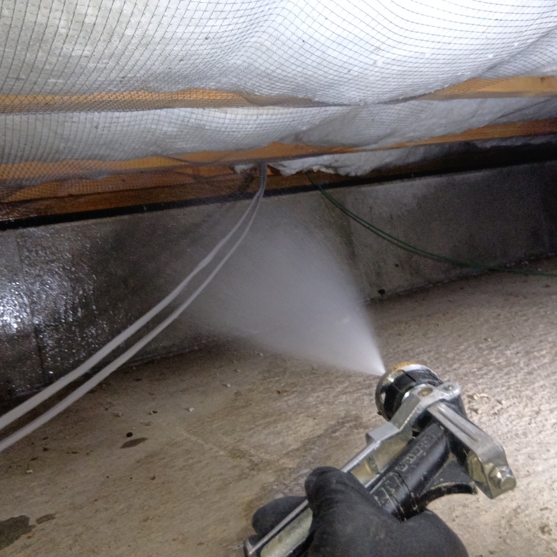 床下の木材に防蟻剤を散布