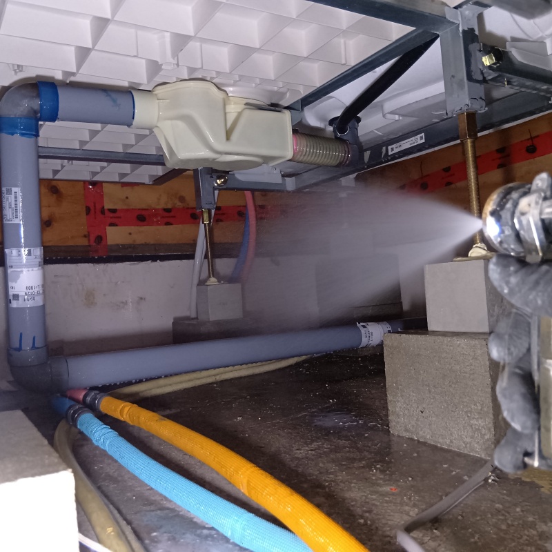 床下の木材に防蟻剤を散布