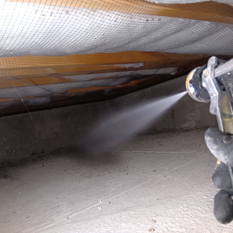 床下の地面に防蟻剤を散布