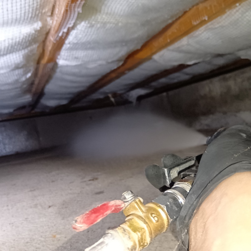 床下の地面に防蟻剤を散布