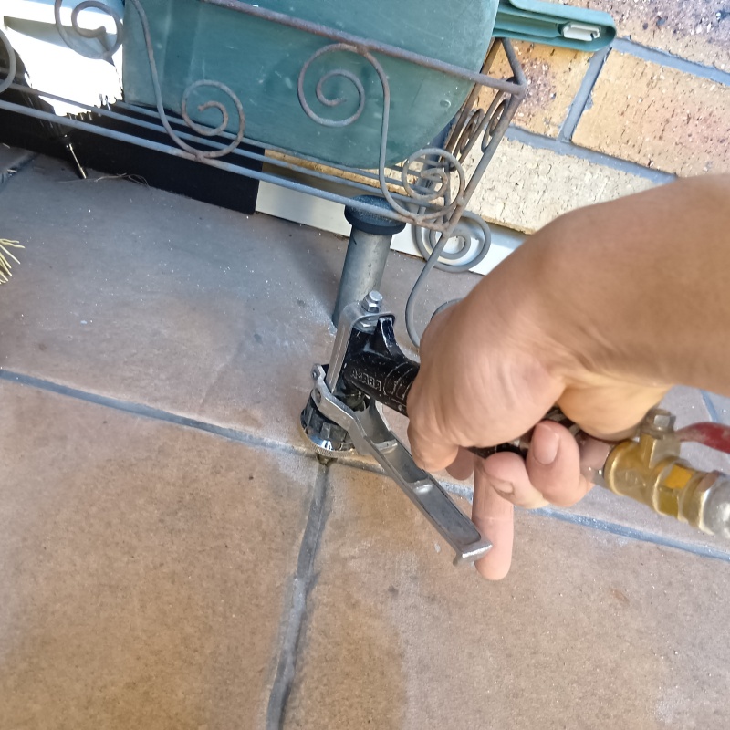 地面に防蟻剤を注入