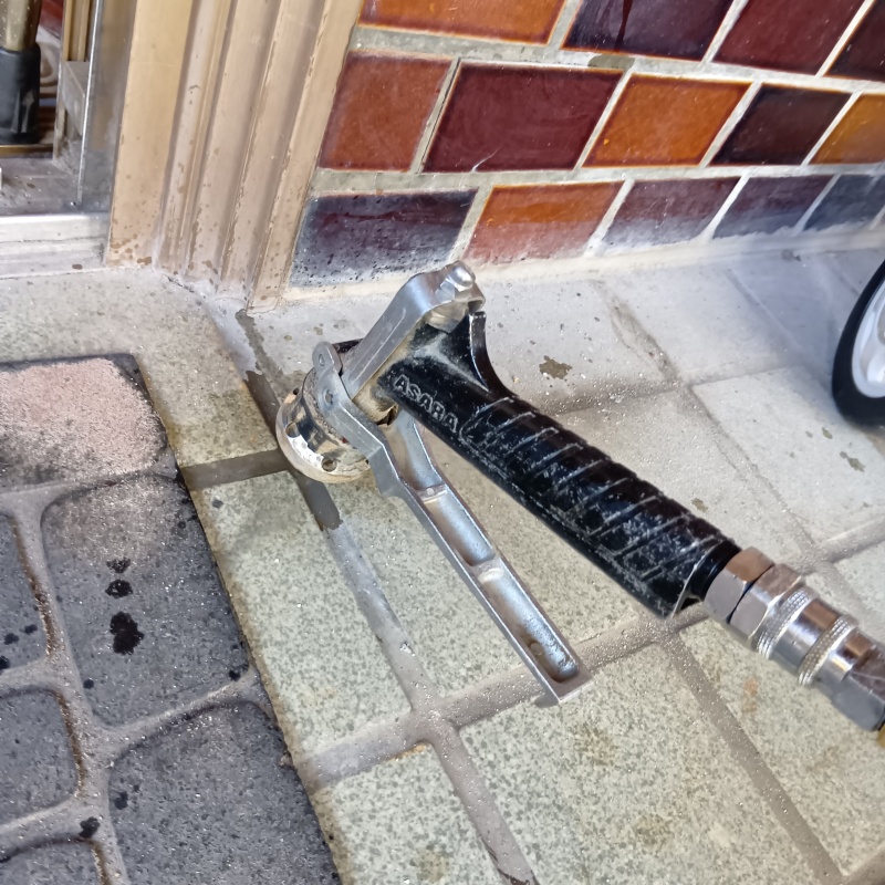 床に穴を開けてシロアリ駆除剤を注入