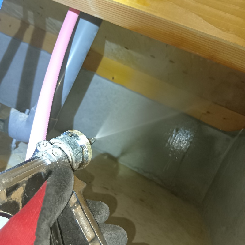 床下の木材に防蟻剤を散布