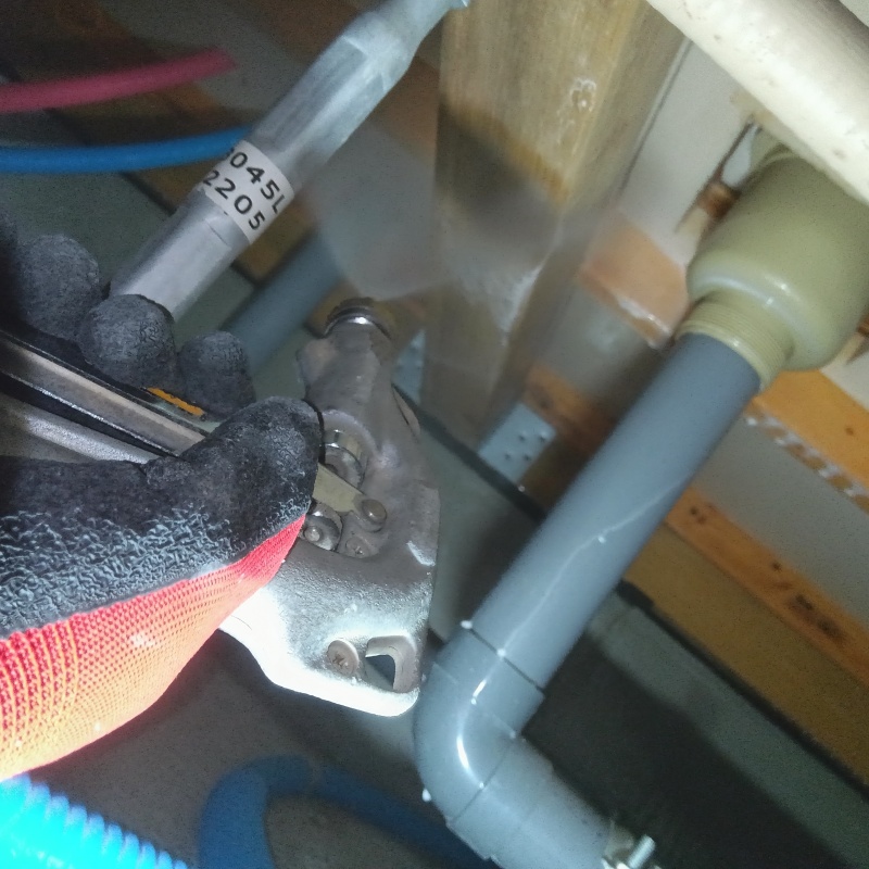 床下上部の木材に防蟻剤を散布