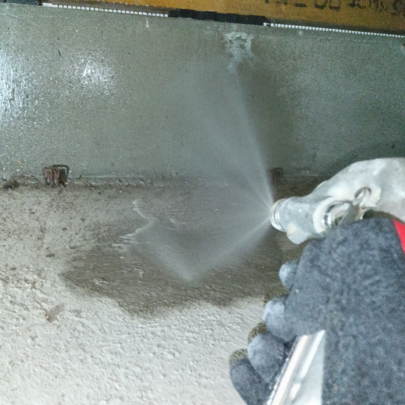 ベタ基礎に防蟻剤を散布