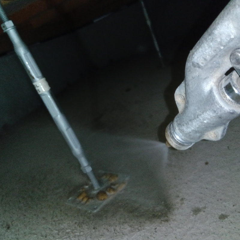 床束まわりに防蟻剤を散布