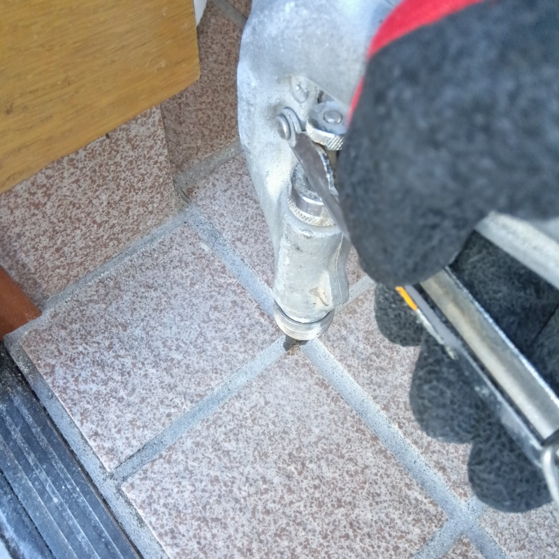 床タイルの目地から防蟻剤を注入