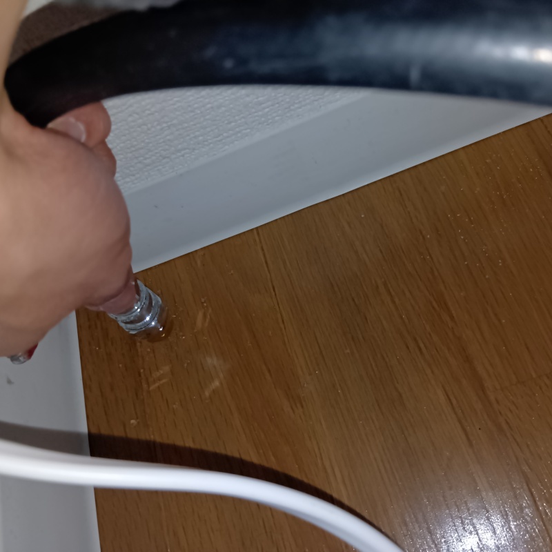床にシロアリ駆除剤を注入