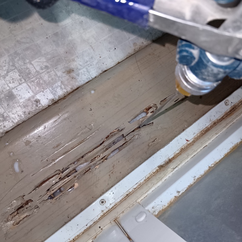 敷居に穴を開けてシロアリ駆除剤を注入