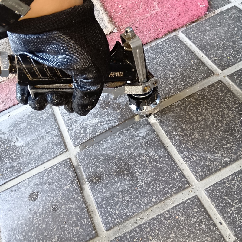 床に穴を開けてシロアリ駆除剤を注入