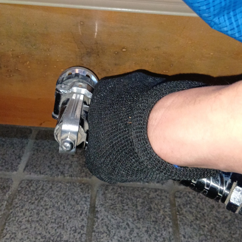 土間の木部に穴を開けてシロアリ駆除剤を注入