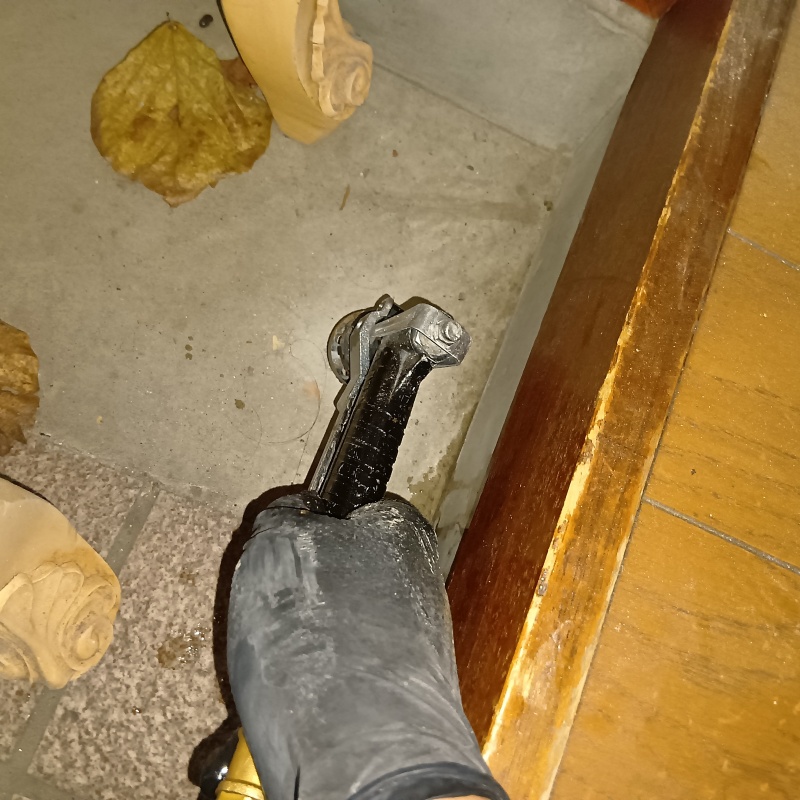 床に穴を開けて防蟻剤を注入