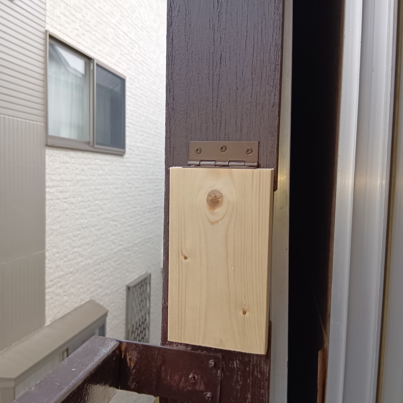 戸袋の穴を板で封鎖