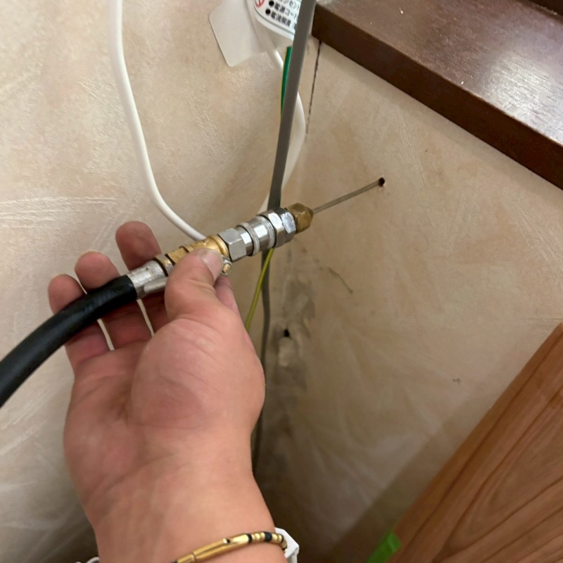 壁に穴を開けてシロアリ駆除剤を注入