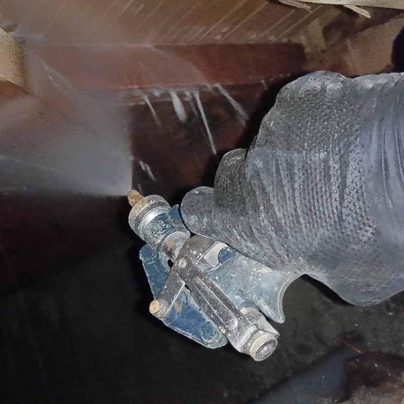 床下の木材にシロアリ駆除剤を散布