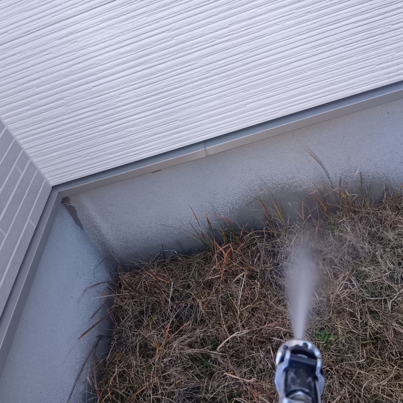 建物外周に防蟻剤を散布