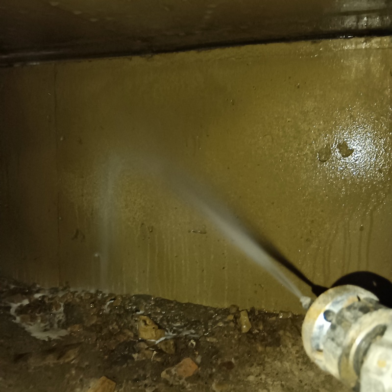 基礎に防蟻剤を散布