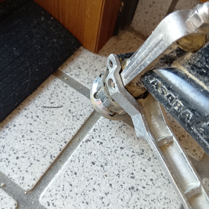 玄関床のタイルの目地から防蟻剤を注入