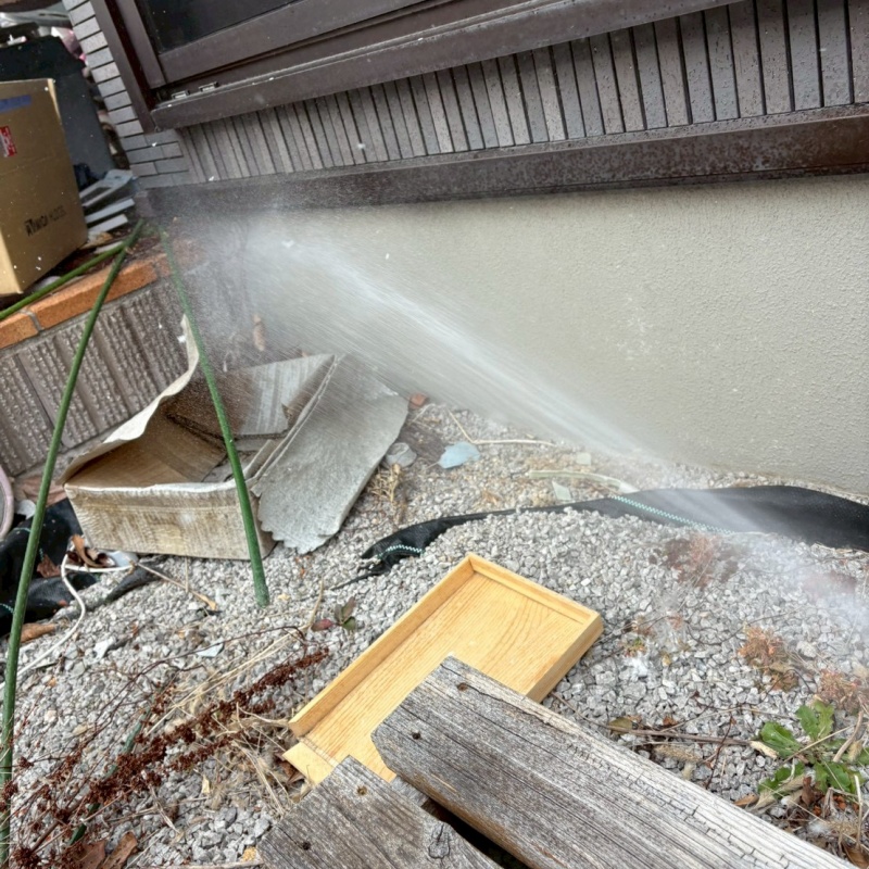 建物の外周に防蟻剤を散布
