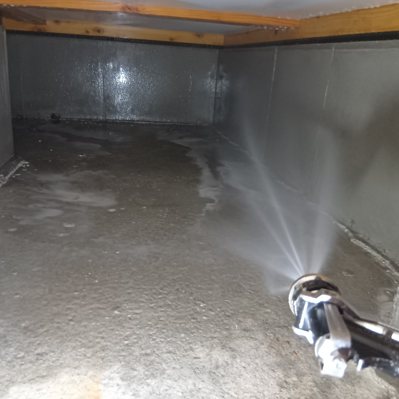 床下全体に防蟻剤を散布する様子