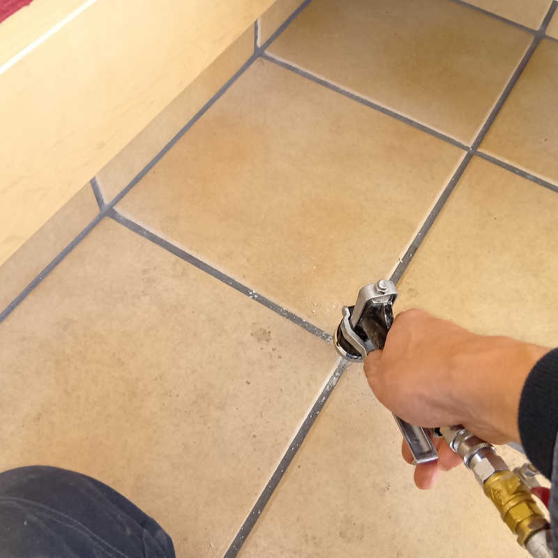 玄関床の目地に穴を開けて防蟻剤を注入