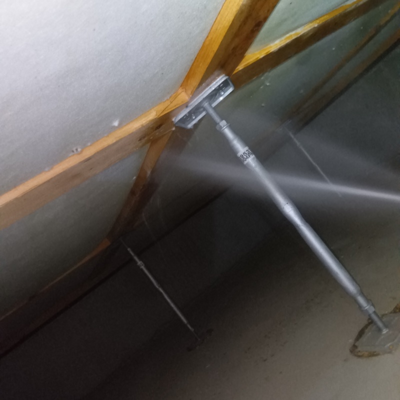 床束と木材が接する部分に防蟻剤を散布