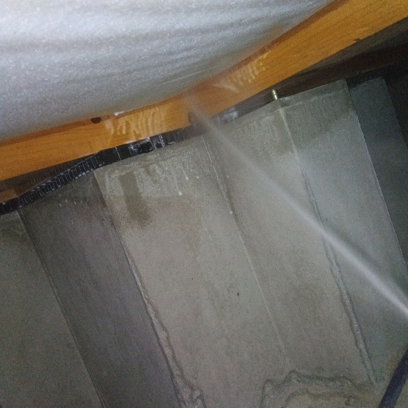 床下上部の木材に防蟻剤を散布