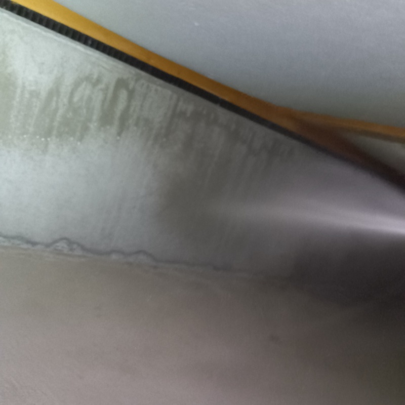 床下の基礎部分に防蟻剤を散布