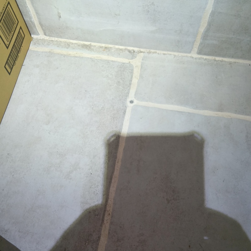 目地に穴を開けた様子