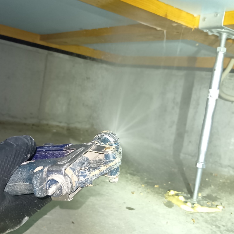 床束と木材が接する部分に防蟻剤を散布