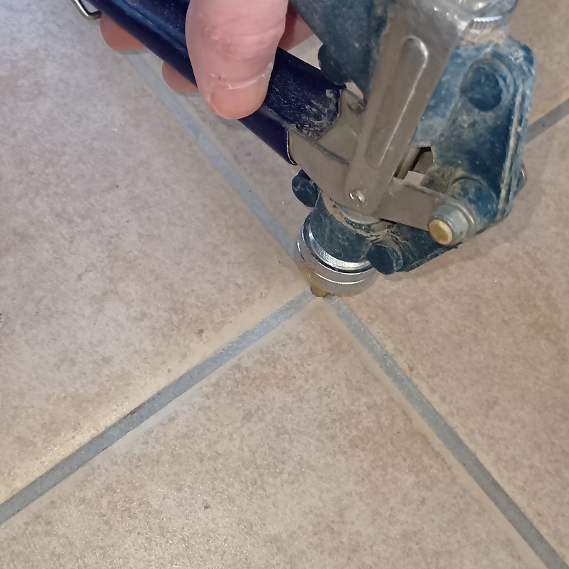 玄関床のタイルの目地から防蟻剤を注入