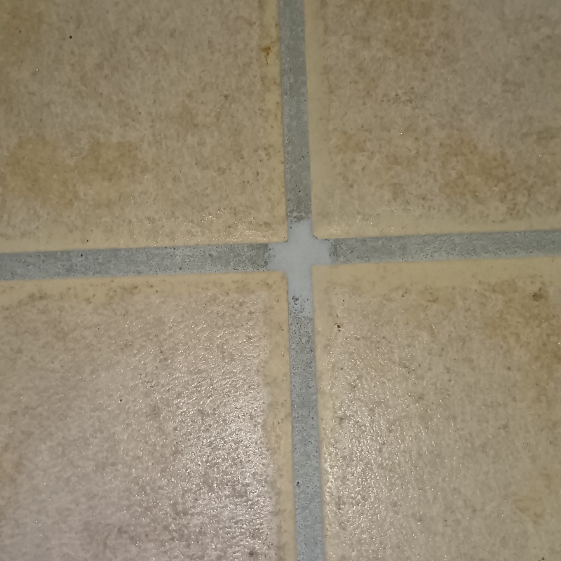 施工後は穴をパテで補修