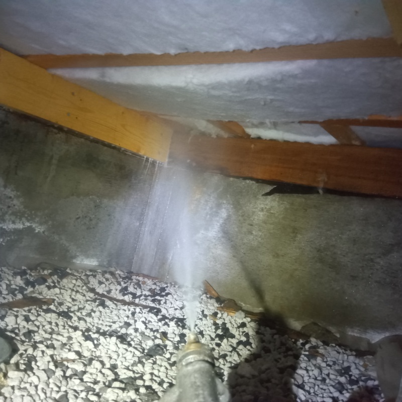 床下の木材に防蟻剤を散布