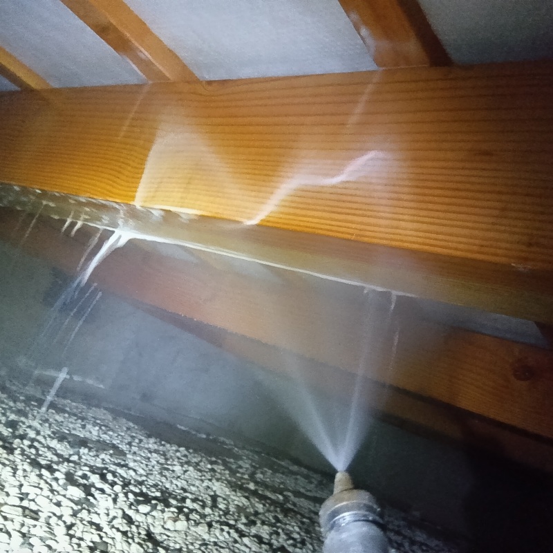 床下の木材に防蟻剤を散布