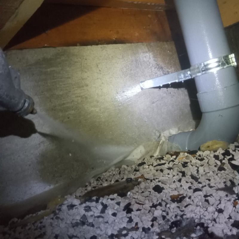 床下の土壌に防蟻剤を散布