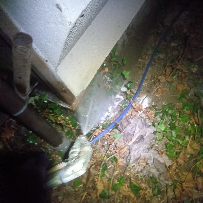 建物外周に防蟻剤を散布