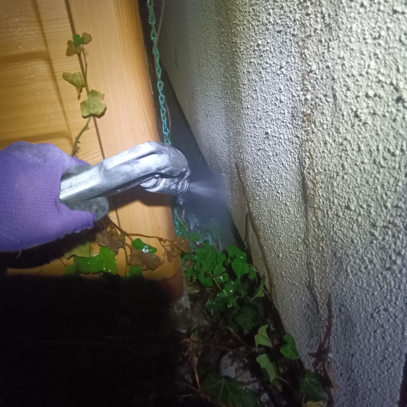 建物外周に防蟻剤を散布