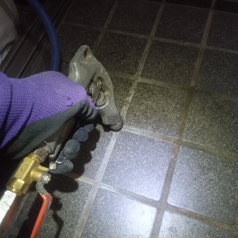 床に穴を開けて防蟻剤を注入