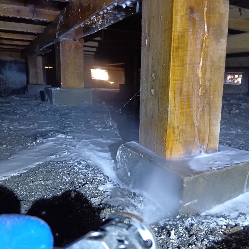 束石まわりにシロアリ駆除剤を散布