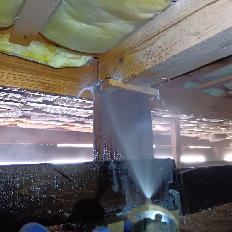 木製の床束にシロアリ駆除剤を散布