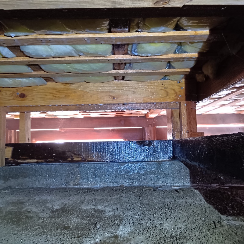 床下土壌にシロアリ駆除剤を散布したあとの様子