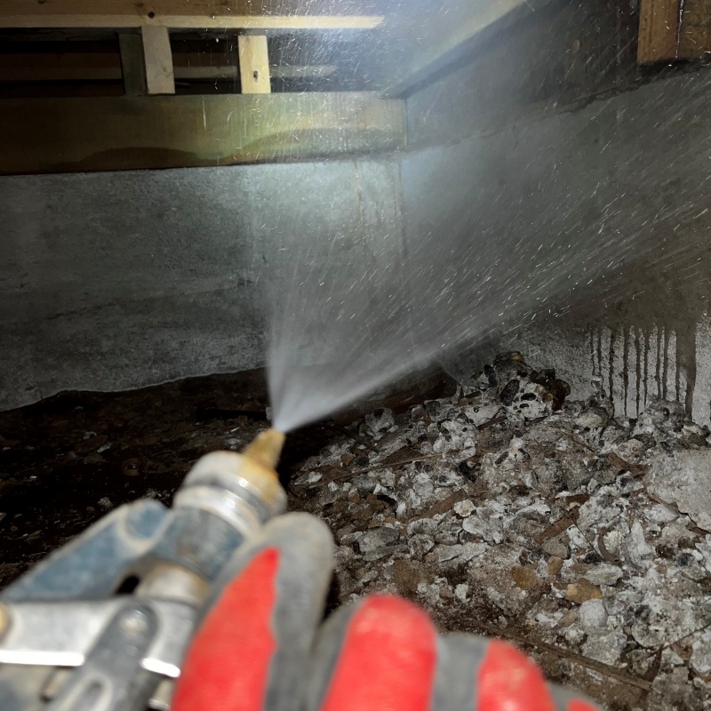 床下の木材にシロアリ駆除剤を散布