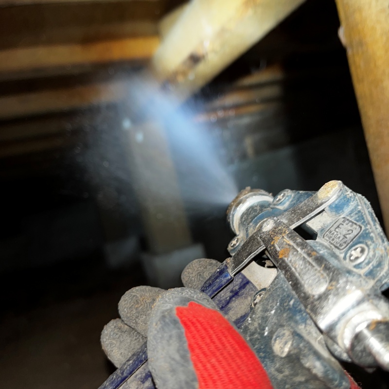 床下の木材にシロアリ駆除剤を散布