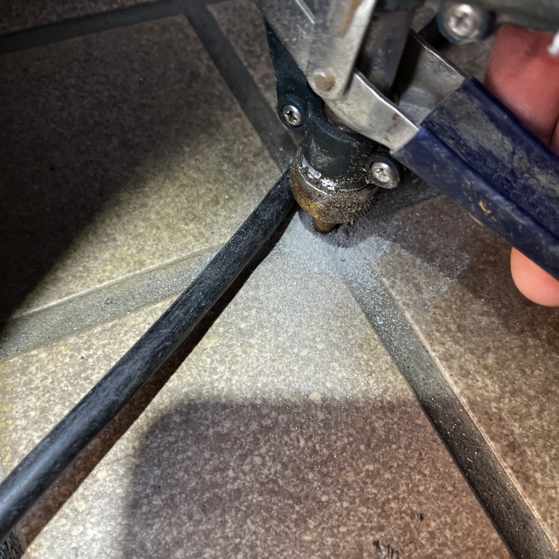 床に穴を開けてシロアリ駆除剤を注入