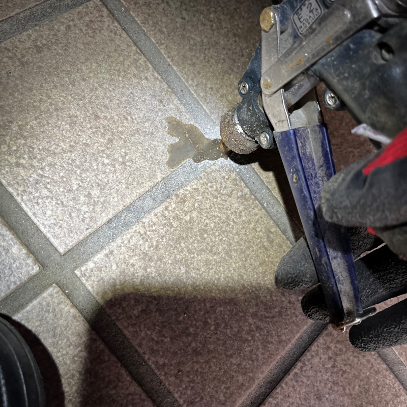 床に穴を開けてシロアリ駆除剤を注入