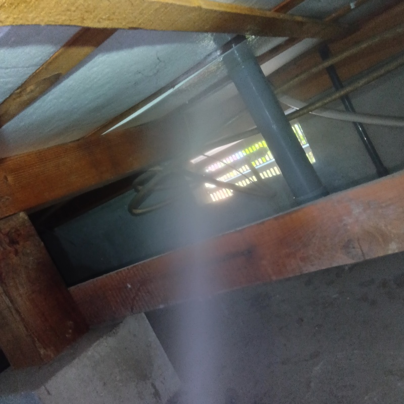 床下の木材にシロアリ駆除剤を散布