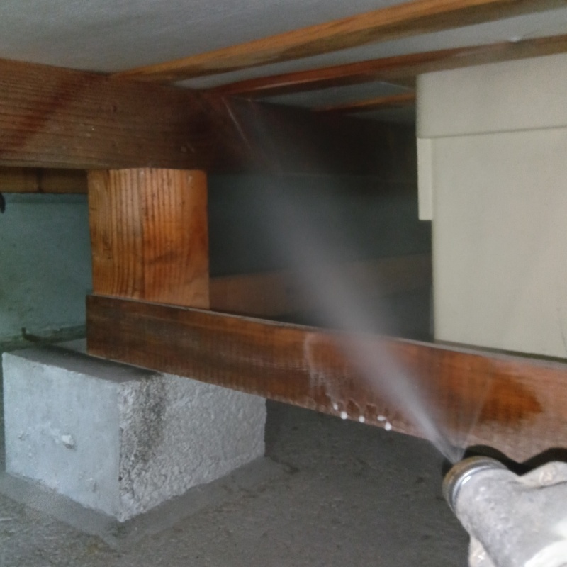 床下の木材にシロアリ駆除剤を散布