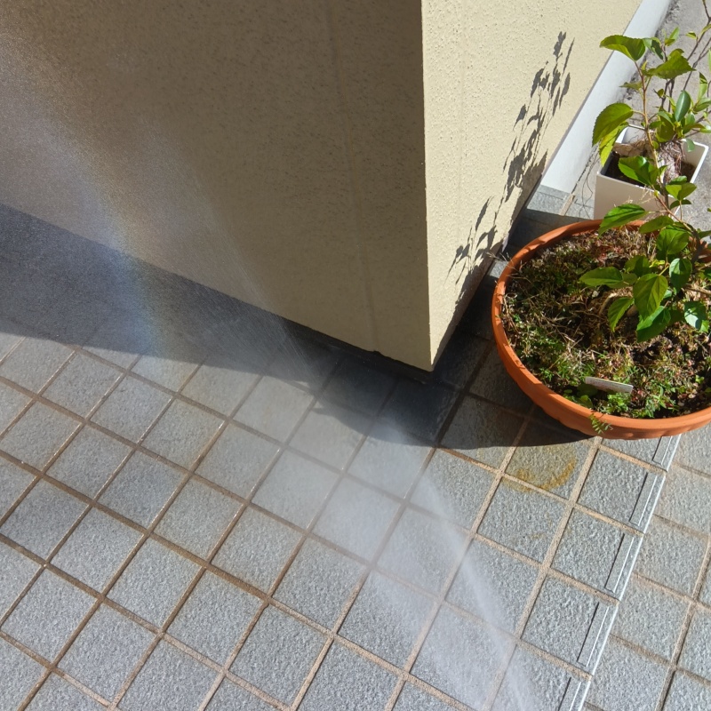 建物外周にシロアリ駆除剤を散布